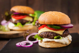 美味双层牛肉汉堡特写