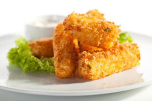 香酥炸鱼条配蘸酱