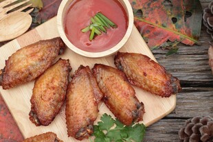 美味烤鸡翅配蘸酱