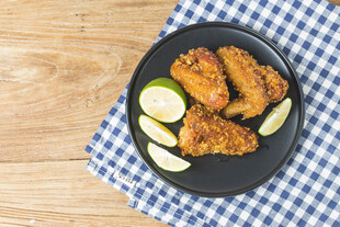 香炸鸡翅配柠檬