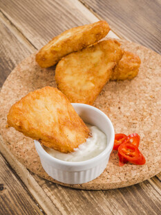 香酥炸物配蘸酱与红椒