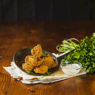 香脆炸鸡配清新蔬菜