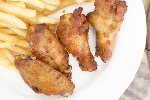 炸鸡翅配薯条美食特写