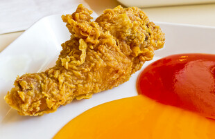 美味炸物配双色酱汁