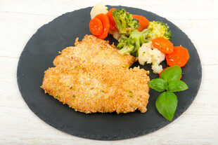 香酥炸鱼配多彩蔬菜