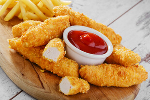 香脆炸鸡块配薯条与番茄酱
