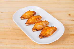 白色盘中的美味烤鸡翅