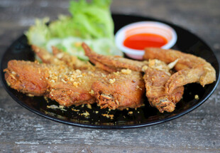 香酥炸物配蘸酱与蔬菜