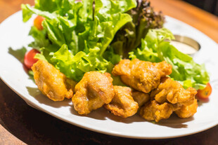 香酥炸鸡配新鲜蔬菜