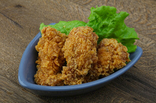 蓝色碗中美味炸鸡翅