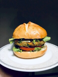 美味素汉堡摆于白盘上