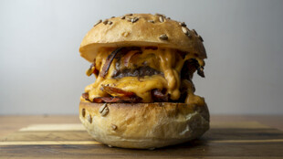 美味多汁的牛肉芝士汉堡