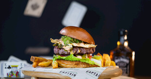 美味多汁的特色牛肉汉堡