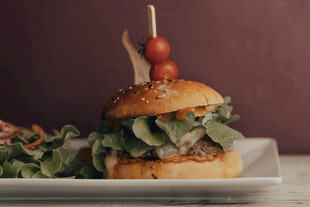 美味汉堡配新鲜沙拉