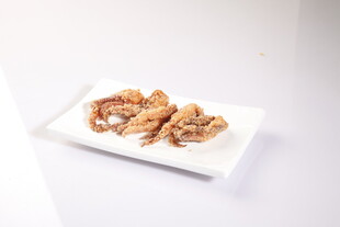美味炸物摆于白色盘上