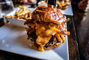 美味芝士牛肉汉堡特写