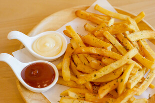 美味薯条配双蘸酱