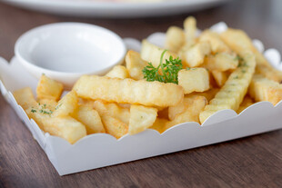 美味薯条配蘸酱
