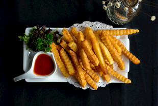 美味炸薯条配蘸酱