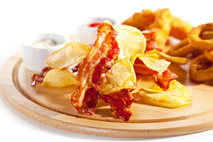 培根薯片配蘸酱与炸物