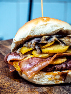 美味多层牛肉培根汉堡