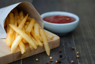 盒装薯条配番茄酱