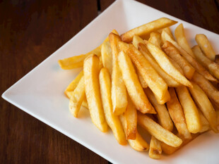 美味金黄薯条摆于白盘