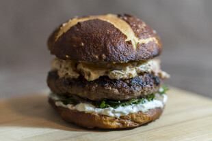 三层美味汉堡诱人呈现