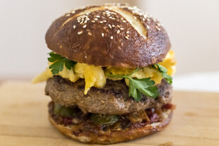 美味双层牛肉汉堡