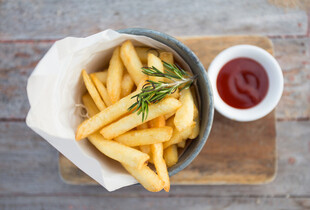 美味炸薯条配蘸酱