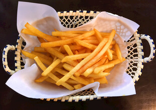 美味金黄薯条置于精致容器