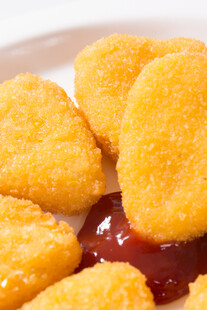 美味炸鸡块配番茄酱