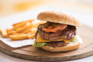 美味双层牛肉堡配薯条