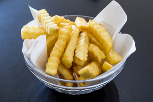 透明碗中的金黄酥脆薯条