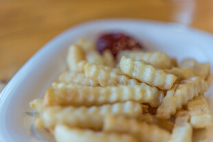 美味波纹薯条搭配番茄酱