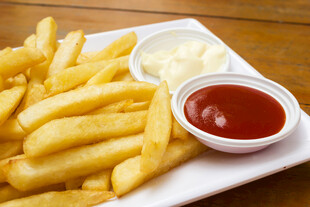 美味薯条配双蘸酱