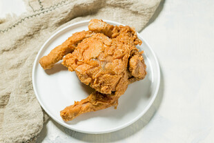 美味酥脆炸鸡摆于盘中