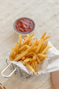 金属篮中的美味炸薯条