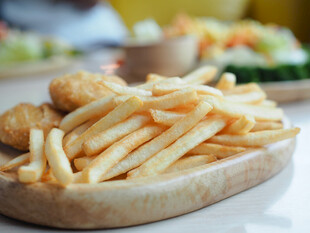 美味炸薯条与金黄鸡块