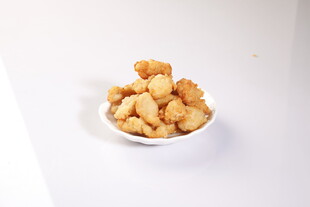 白色碗中的美味油炸小块
