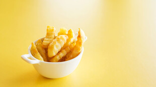 黄色碗中盛放的美味薯条