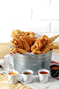 美味炸物配多样蘸酱