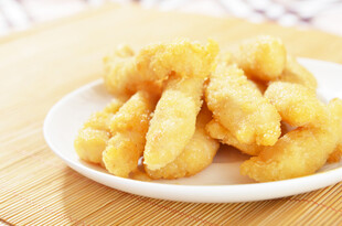 美味炸鱼条摆于白盘间