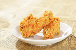 美味炸鸡翅摆于白盘上