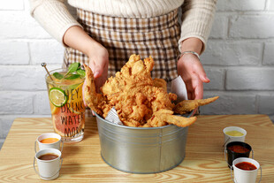 满满一桶美味炸物待享