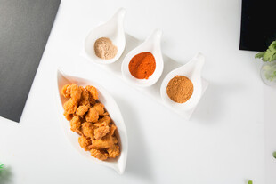 美味炸物搭配多样蘸料