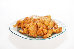 美味香酥炸物摆于盘中