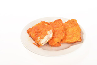 美味炸物摆于白色盘中