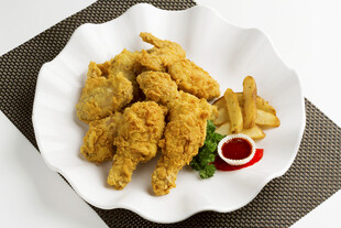 美味炸鸡配薯条与蘸酱