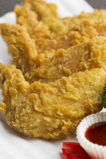 香酥炸鸡排配蘸酱